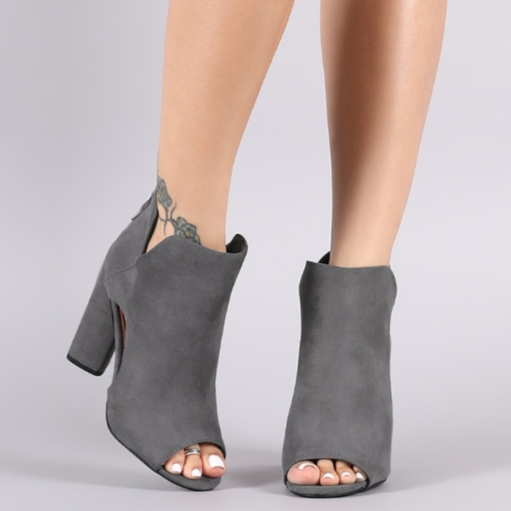 *SZ 6 * Steel Grey Heeled Bootie